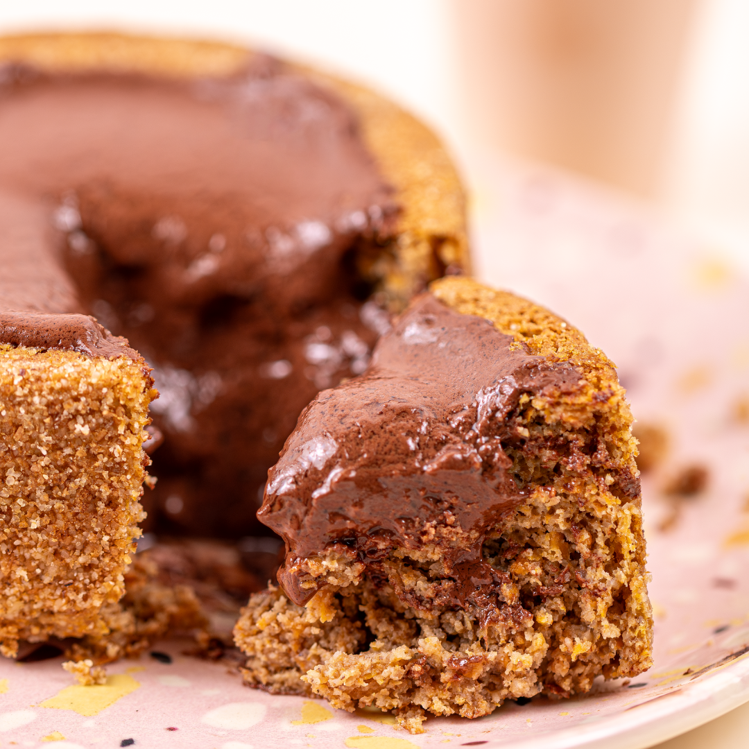 Bolo de cenoura com ganache de chocolate